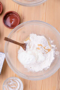 Naan - Dans un autre récipient, ajouter la farine blanche, le yaourt et l'huile