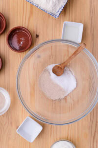 Naan - Ajouter la levure, le sucre et le sel dans un bol