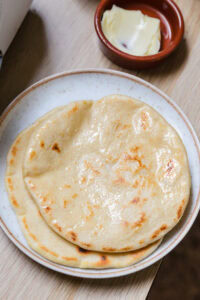 Naan - Badigeonner avec un peu de beurre