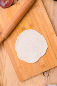 Naan - Étaler chaque part en forme de pain, sans que ce soit trop fin ni trop épais