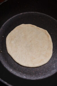 Naan - Déposer le côté mouillé du pain sur la poêle, il doit coller immédiatement