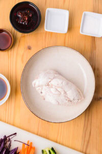 Poulet bang bang - Recette authentique - Sortir le poulet et réserver un peu de bouillon de cuisson.