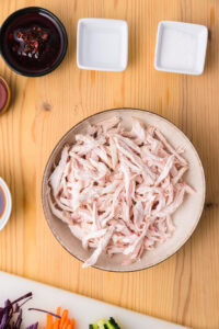 Poulet bang bang - Recette authentique - Effilocher le poulet en suivant les fibres pour obtenir des filaments.