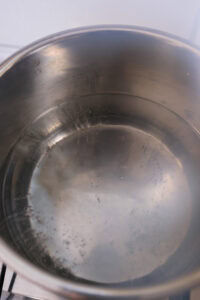 Poulet bang bang - Recette authentique - Porter l'eau à ébullition dans une casserole.