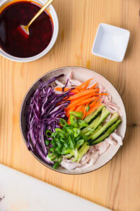 Poulet bang bang - Recette authentique - Déposer les légumes sur le poulet effiloché.