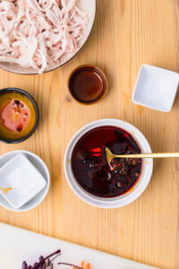 Poulet bang bang - Recette authentique - Remuer jusqu'à dissolution du sucre et obtenir une sauce homogène.