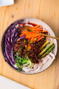 Poulet bang bang - Recette authentique - Verser la sauce.