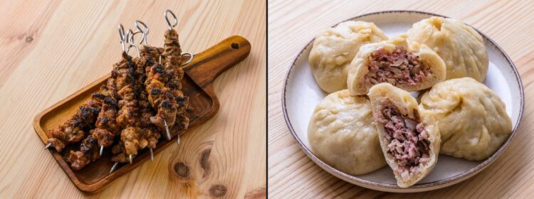 Brochettes de viande grillée à gauche, boulettes farcies à la viande à droite sur une assiette.