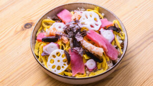 Authentique Chirashi - Dresser le riz mélangé dans un plat, ajouter les œufs filaments, puis décorer avec les crevettes, le thon, le poulpe, la racine de lotus au vinaigre, le jeune gingembre mariné et l’ito nori.