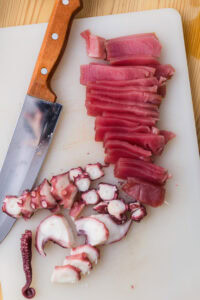 Authentique Chirashi - Couper le thon et le poulpe en morceaux faciles à manger.