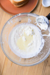 Authentique Fruit Sando - Ajouter à la crème montée la gélatine fondue, le rhum et le lait concentré sucré.