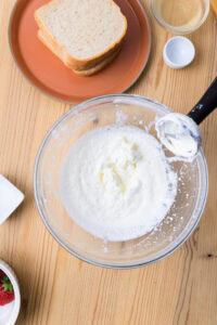 Authentique Fruit Sando - Fouetter jusqu’à obtenir une crème montée souple, environ à 80 % : elle doit se tenir, sans être complètement ferme.