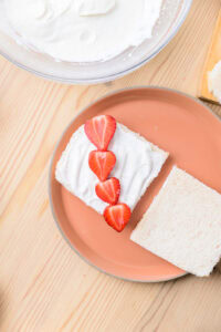 Authentique Fruit Sando - Version fraise: Disposer les fraises au centre, bien alignées (4 petites fraises si elles sont petites, 3 si elles sont plus grosses).