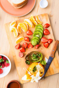 Authentique Fruit Sando - Couper le kiwi et l’orange en morceaux adaptés à la taille du sandwich.