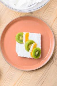 Authentique Fruit Sando - Version fruits mélangés: Disposer les morceaux de kiwi, d’orange et de fraises sur la crème.