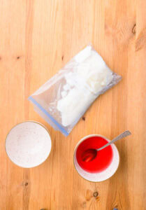 Authentique Kakigori Japonais - Casser la glace à travers le sac avec les mains.