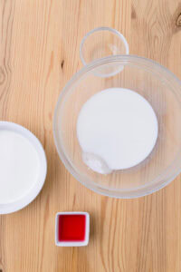 Authentique Kakigori Japonais - Mettre 100 ml de lait et le sucre dans le bol résistant à la chaleur.