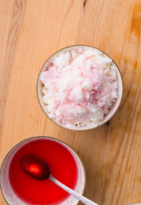 Authentique Kakigori Japonais - Verser rapidement le sirop à l’aide d’une cuillère.