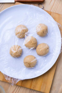 Authentique Melon Pan Japonais - Préparation de la pâte à biscuit: Si elle est faite à l’avance, garder la pâte bien froide au réfrigérateur jusqu’au dernier moment.