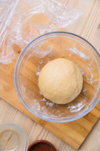 Authentique Melon Pan Japonais - Première fermentation: Faire fermenter à 30 °C pendant environ 1 heure, jusqu’à ce que la pâte double de volume.