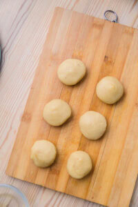 Authentique Melon Pan Japonais - Préparation de la pâte à biscuit: Former des boules.