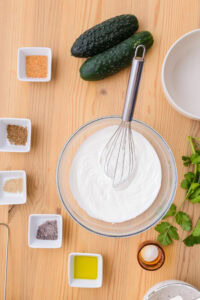 Authentique Raita de concombre - Fouetter le yaourt dans un bol jusqu'à ce qu'il soit bien lisse, puis le réserver.