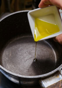 Authentique Raita de concombre - Faire chauffer l'huile de moutarde, la laisser refroidir, puis en verser 1 cuillère à café sur le dessus.