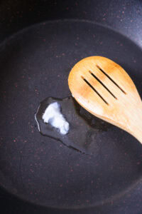 Authentique Sukiyaki - Faire chauffer un plat à sukiyaki ou une poêle à feu moyen. Ajouter le gras de bœuf et le laisser fondre doucement (sans trop chauffer la poêle).