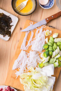 Authentique Sukiyaki - Couper les shirataki en morceaux d'environ 10 cm, puis les faire bouillir 2 à 3 minutes pour retirer leur odeur.