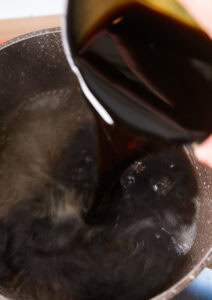Authentique Sukiyaki - Préparer la sauce warishita: mettre le mirin, le saké et le sucre dans une casserole et chauffer pour évaporer l'alcool. Éteindre le feu lorsque le sucre est complètement dissous, ajouter la sauce soja, mélanger. (Si possible, laisser reposer une nuit.)