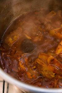 Authentique Vindaloo - Ajouter l’eau de tamarin et porter à ébullition.