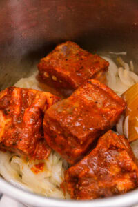 Authentique Vindaloo - Ajouter le porc et mélanger.