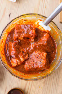 Authentique Vindaloo - Appliquer le masala moulu et le sucre sur le porc et laisser mariner au frigo pendant 12 heures ou toute une nuit.