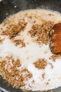 Curry massaman - Ajouter progressivement la tasse restante de lait de coco, puis poursuivre la cuisson jusqu’à ce que l’huile commence légèrement à se séparer.