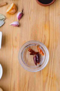 Curry massaman - Faire tremper les piments secs dans l’eau, puis les fendre, retirer les graines et les griller. Réserver.