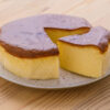 Gâteau japonais moelleux sur une assiette, avec une part découpée et légèrement séparée du reste.