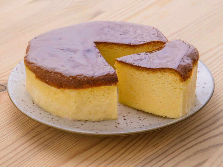 Gâteau japonais moelleux sur une assiette, avec une part découpée et légèrement séparée du reste.