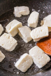 Lasooni palak paneer - Frire puis faire tremper le paneer