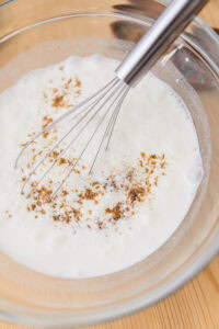 Lassi - Ajouter le sel noir et le cumin en poudre.