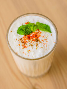 Lassi - Saupoudrer un peu de cumin grillé, de piment rouge en poudre ou de piment rouge, et une légère pincée d’épices chaat pour la rendre encore plus savoureuse.