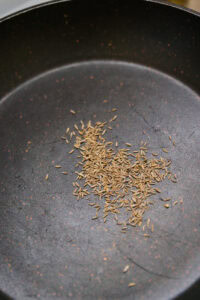 Lassi - Pour préparer le cumin grillé, faire griller des graines de cumin dans une petite poêle ou une petite sauteuse jusqu’à ce qu’elles soient parfumées.