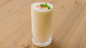 Lassi - Verser la lassi dans un verre.
