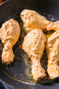 Poulet tandoori - Quand le beurre a fondu, ajouter les morceaux de poulet. Cuire 1 à 2 minutes.