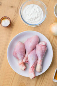 Poulet tandoori - Ajouter le jus de citron et le sel, puis laisser reposer 5 minutes.