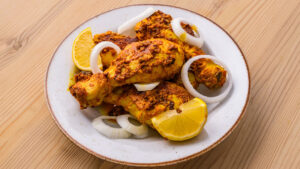Poulet tandoori - Déposer le poulet dans une assiette et servir chaud avec l'oignon et le citron.