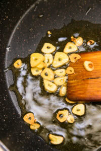 Teppanyaki - Faire revenir jusqu’à ce que l’ail soit légèrement doré et croustillant, 7 à 8 minutes.
