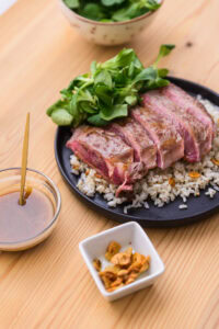 Teppanyaki - Déposer le bœuf sur le riz.