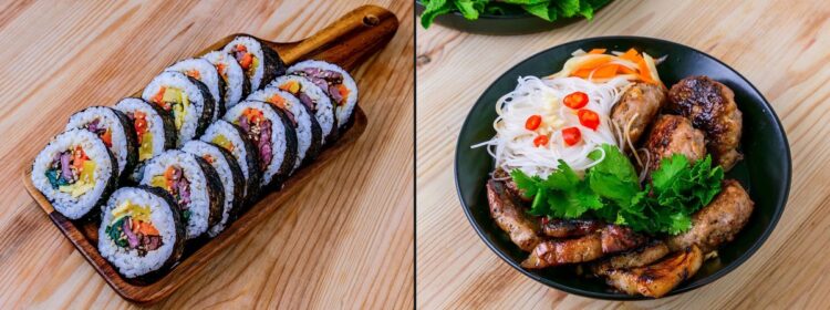 Assiette de kimbap coréen à gauche et bol de vermicelles avec viande grillée à droite sur une table en bois.