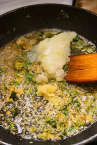 Authentique Chana Masala - Pour le masala: Ajouter la pâte d’ail et l’oignon.