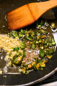 Authentique Chana Masala - Pour le masala: Ajouter le gingembre, les piments verts et le cumin.